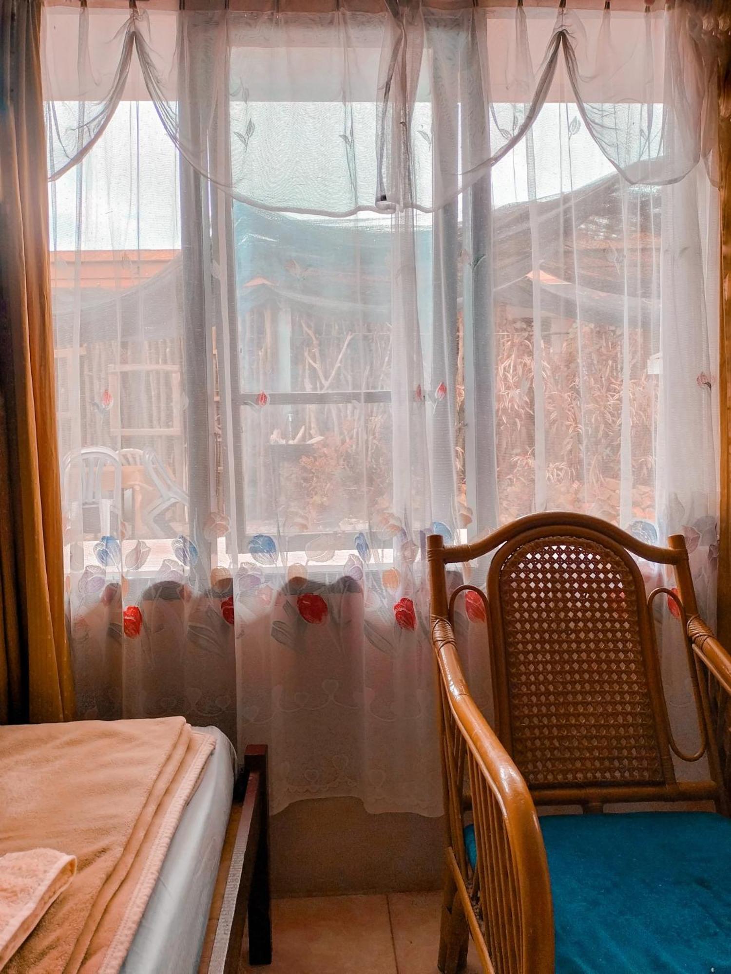 Brussels Homestay Kost Balige Exteriör bild
